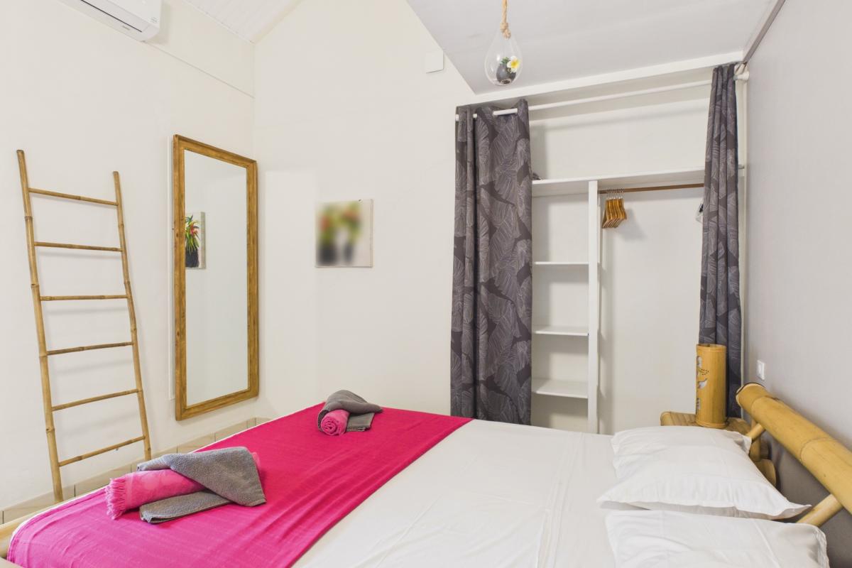 piscine-4 chambres-villa-sainte-luce-8-personnes - suite placard